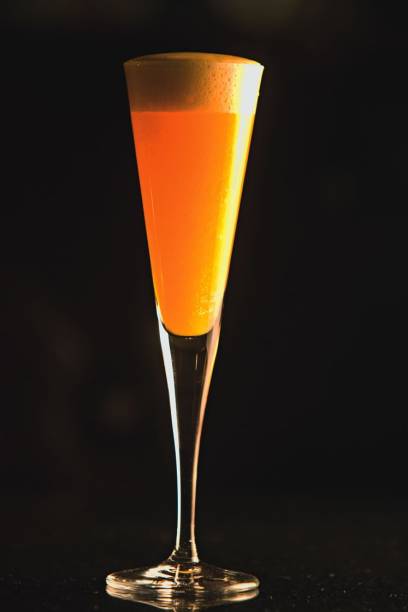 O drinque bellini, do Tutto Italiano: finalizado com espuma de pêssego passada pelo sifão O drinque bellini, do Tutto Italiano: finalizado com espuma de pêssego passada pelo sifão