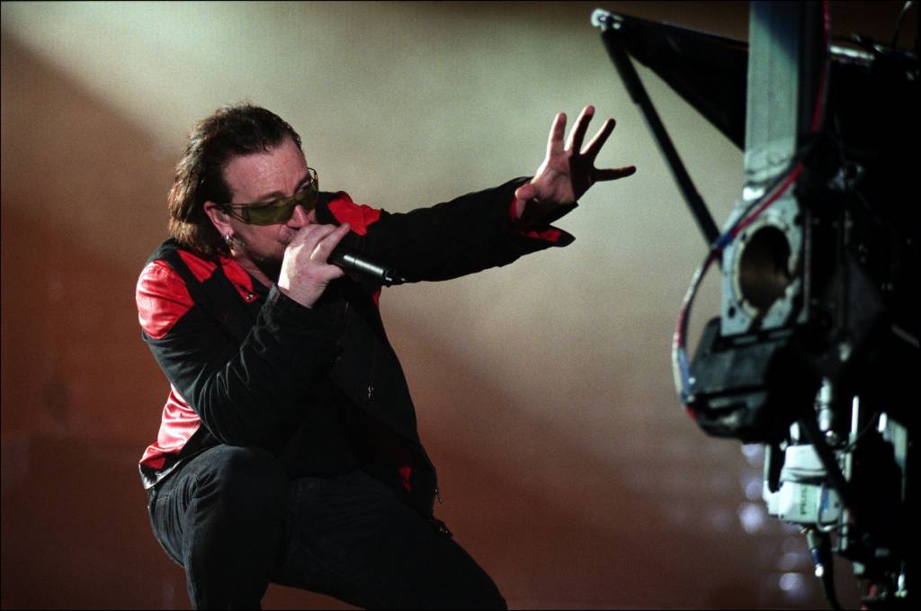 u2_3d_bono_close