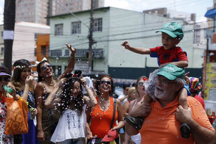 Foliões curtem bloco Urubó, na Freguesia no Ó, na última terça-feira (9)  (Foto: Ricardo D'Angelo)