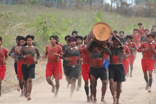Vale dos Esquecidos, de Maria Raduan: conflito entre índios Xavantes, fazendeiros e posseiros na região amazônica mato-grossense Vale dos Esquecidos, de Maria Raduan: conflito entre índios Xavantes, fazendeiros e posseiros na região amazônica mato-grossense