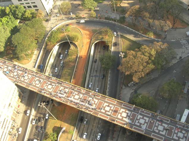 Viaduto Santa Ifigênia e entrada do túnel sob o Vale do Anhangabaú, vistos a partir do Edifício Mirante do Vale Viaduto Santa Ifigênia e entrada do túnel sob o Vale do Anhangabaú, vistos a partir do Edifício Mirante do Vale