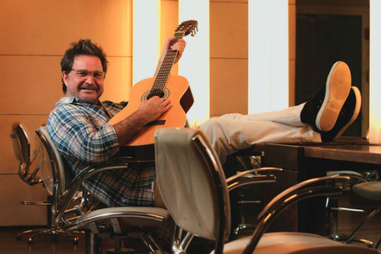 Wanderley Nunes se inspira nas clientes para compor canções