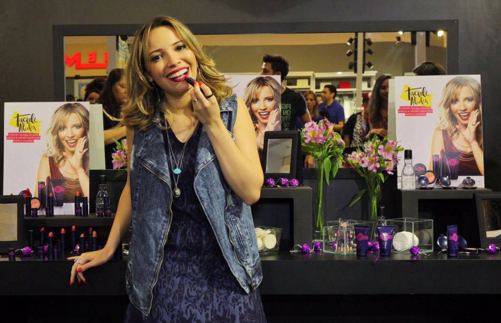 Youtuber Taciele Alcolea para shopping em lançamento de linha de maquiagem