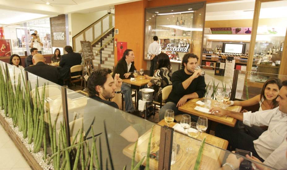 Wine bar da loja da importadora de vinhos Expand, no Shopping Iguatemi