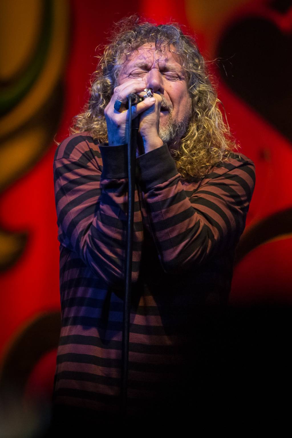 Show de Robert Plant demora a engatar, mas clássicos do Led Zeppelin garantem a noite