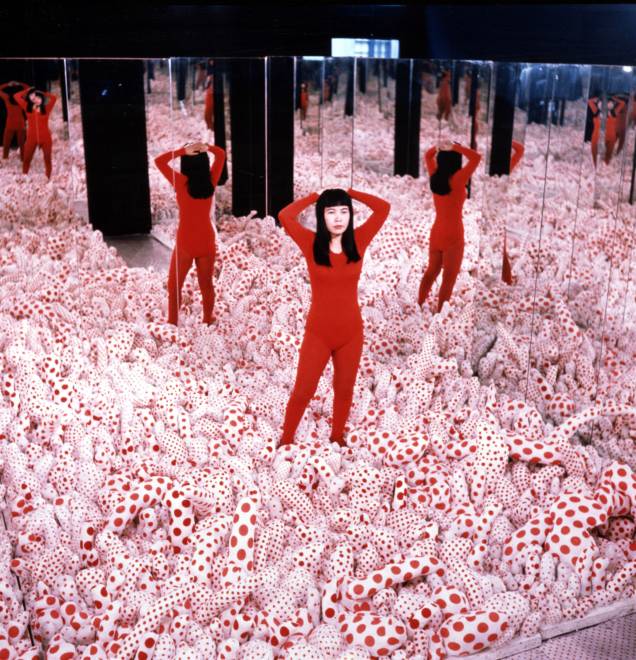 Yayoi entre as bolinhas, em 1965: Infinity Mirrored Room é reproduzida no Tomie Ohtake Yayoi entre as bolinhas, em 1965: Infinity Mirrored Room é reproduzida no Tomie Ohtake