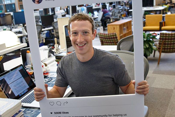 Um detalhe curioso nesta foto de Mark Zuckerberg está chamando atenção na internet