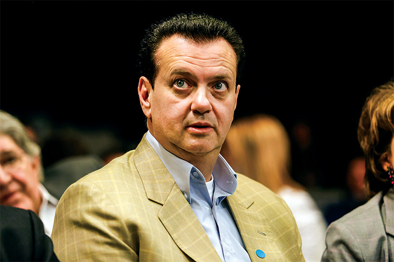 Imagem mostra Gilberto Kassab de olhos arregalados, blazer e camisa