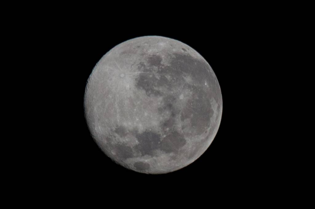 Nasa anuncia descoberta de água em estado líquido na Lua