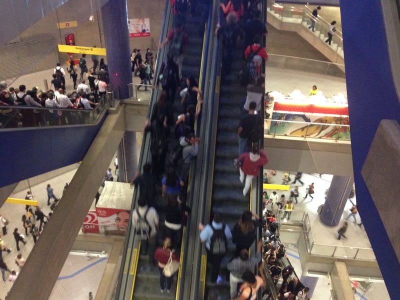 Briga e correria deixam catorze feridos na estação Pinheiros
