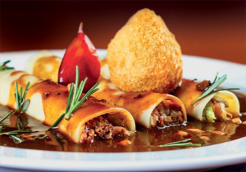 Canelone de pato com coxinha de foie gras Canelone de pato com coxinha de foie gras