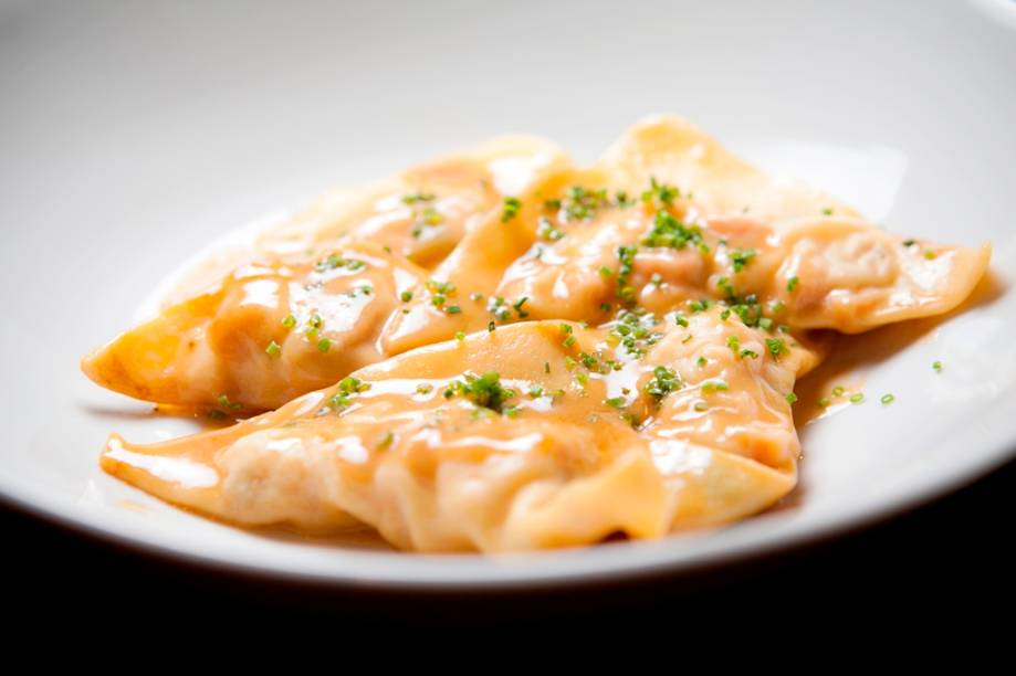 Tortelli de lagosta valorizado por molho bisque suave