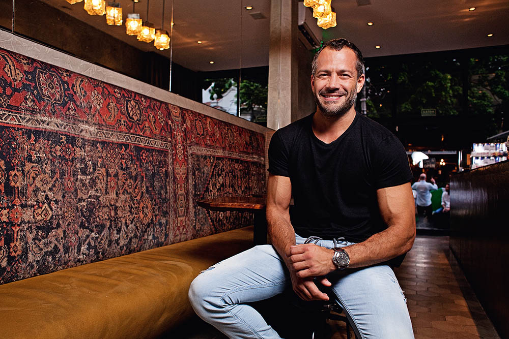 Malvino Salvador diz que colega ator colocou língua em beijo de novela