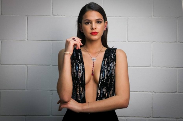 Bruna Marquezine ostenta look ousado de 141 000 reais