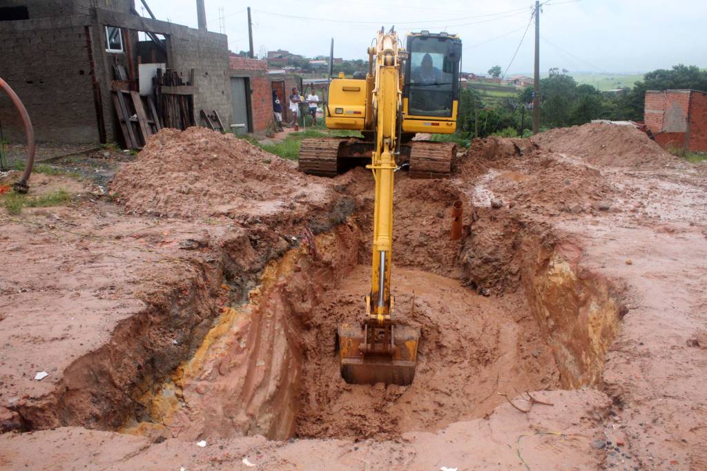 Garoto de 4 anos morre afogado ao cair em buraco de obra