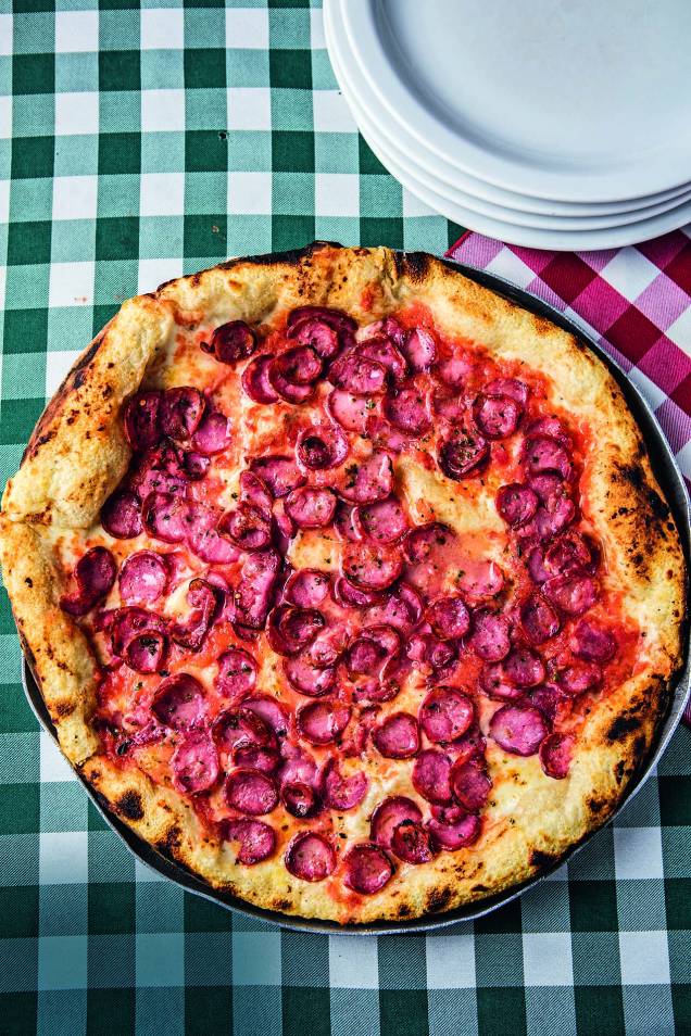 A pizza de calabresa e mussarela: clássico da Castelões A pizza de calabresa e mussarela: clássico da Castelões