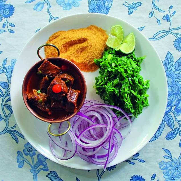 Picadinho com couve refogada ou salada Picadinho com couve refogada ou salada