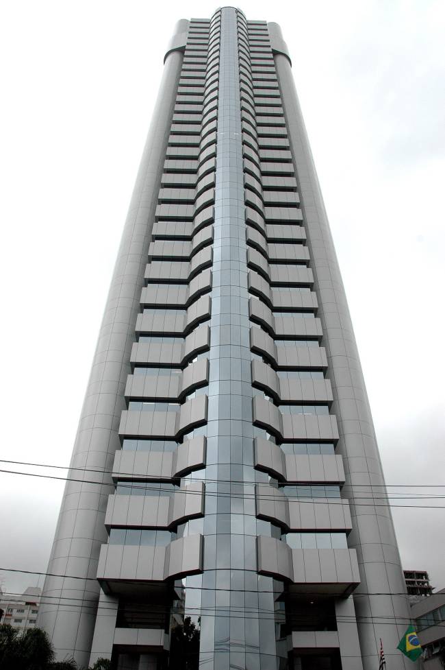 edificio-plaza-centenario-conhecido-como-robocop-na-avenida-das-nacoes-unidas edificio-plaza-centenario-conhecido-como-robocop-na-avenida-das-nacoes-unidas