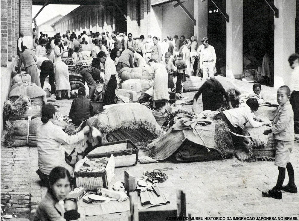 fiscalizacao-alfandegaria-em-bagagens-de-japoneses-na-hospedaria-dos-imigrantes-jpg fiscalizacao-alfandegaria-em-bagagens-de-japoneses-na-hospedaria-dos-imigrantes-jpg