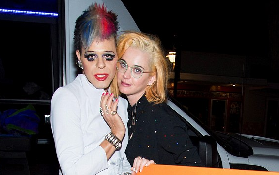 Katy Perry aparece com os cabelos alaranjados