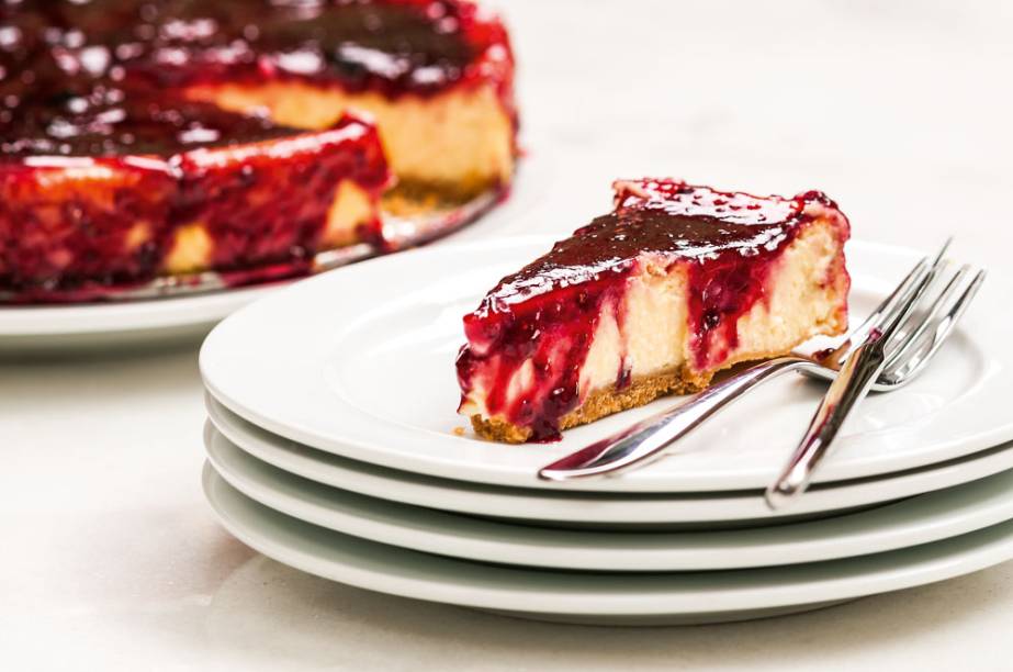 Cheesecake com calda de frutas vermelhas Cheesecake com calda de frutas vermelhas