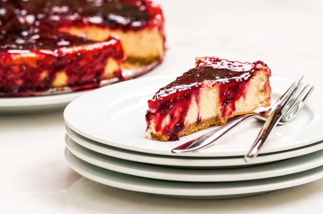 Cheesecake com calda de frutas vermelhas Cheesecake com calda de frutas vermelhas