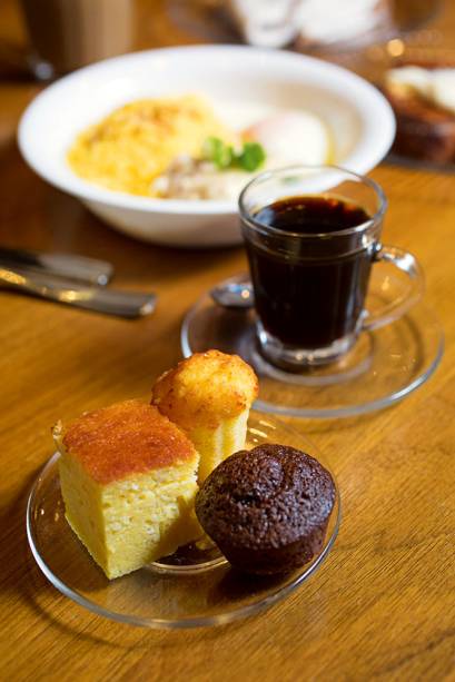 O café com minibolinhos para adoçar a tarde