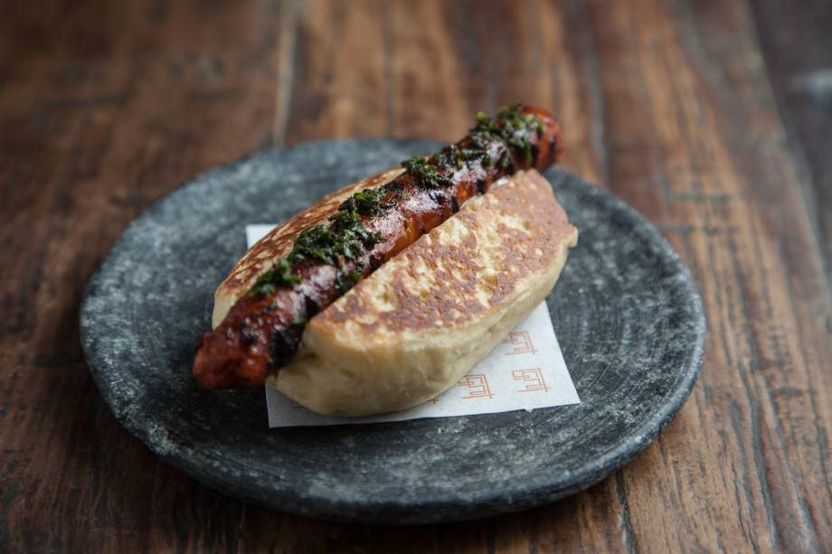 Mollete: sanduíche de linguiça feita na casa com ervas e aïoli Mollete: sanduíche de linguiça feita na casa com ervas e aïoli