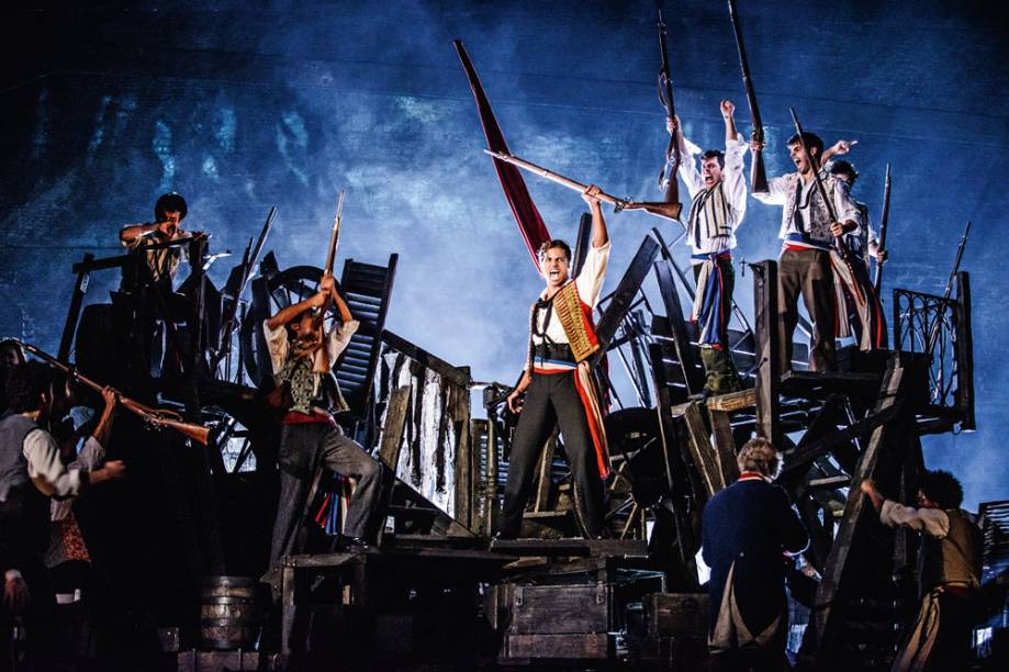 O elenco do musical: versão mais compacta do espetáculo de 2001 O elenco do musical: versão mais compacta do espetáculo de 2001