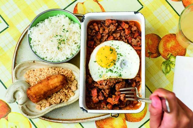 Lá da Venda - picadinho com farofa na manteiga e banana à milanesa Lá da Venda - picadinho com farofa na manteiga e banana à milanesa