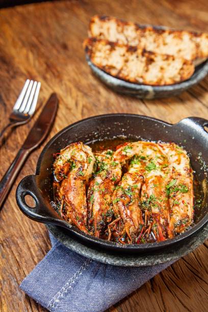 Quinteto de camarões ao alho com torradas Quinteto de camarões ao alho com torradas