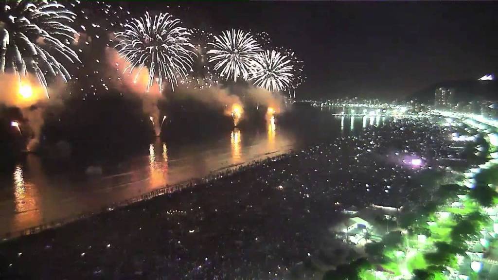 Imagem do Réveillon em Santos. Fogos de artifícios foram acesos na orla