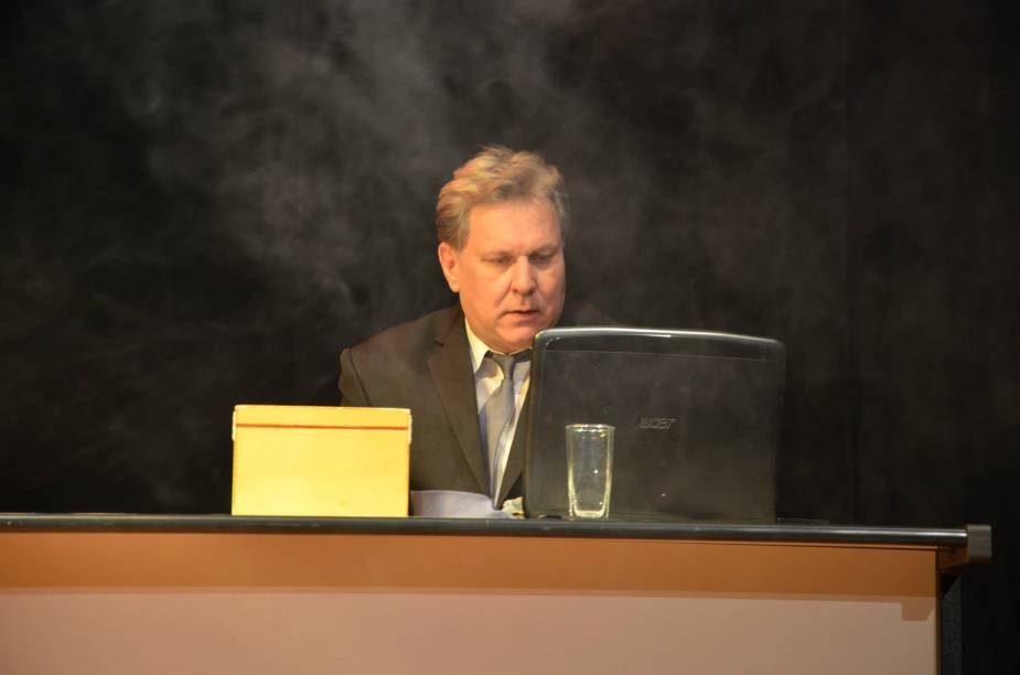 Quase Cinquenta Tons de Cinza Quase Cinquenta Tons de Cinza