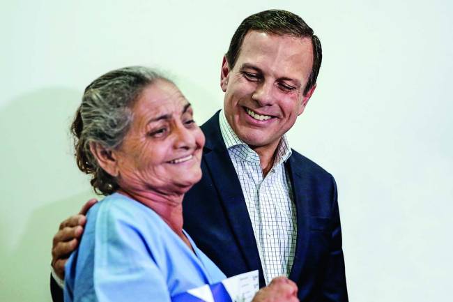 DÛria entrega exame para paciente de atendimento n¿ 100 mil pelo programa Coruj¿o da Sa¿de DÛria entrega exame para paciente de atendimento n¿ 100 mil pelo programa Coruj¿o da Sa¿de