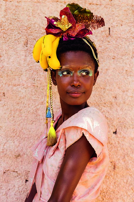 Arco com cacho de bananas, flor metalizada, tecido e franja (R$ 209,00). Can-Can, www.cancanacessorios.com.br