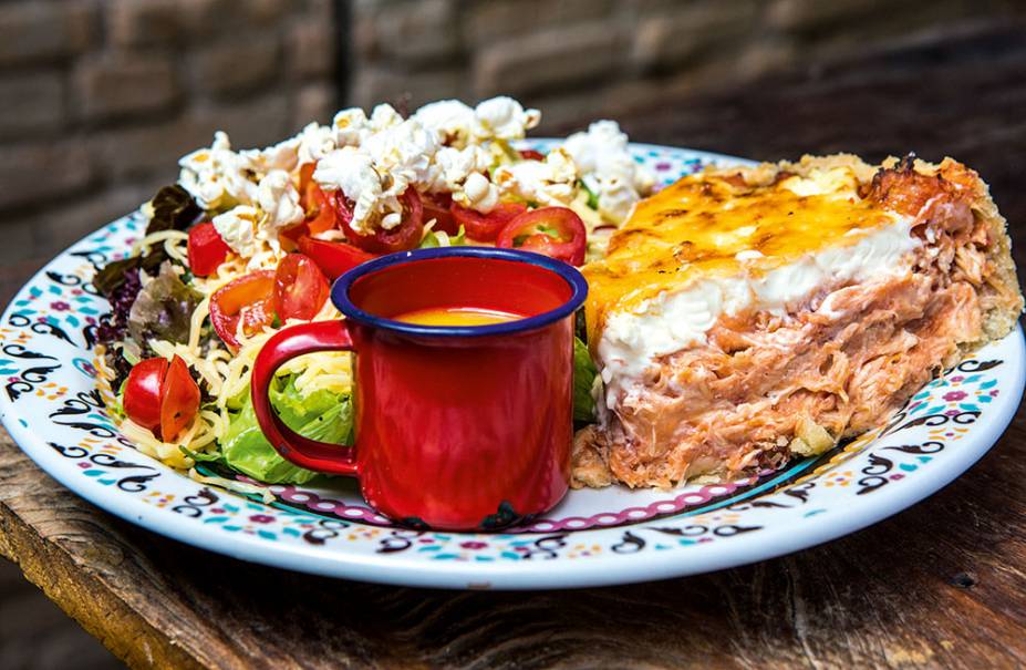 Torta de frango com cream cheese, mix de cogumelos e meia-porção de salada com molho de mostarda
e mel