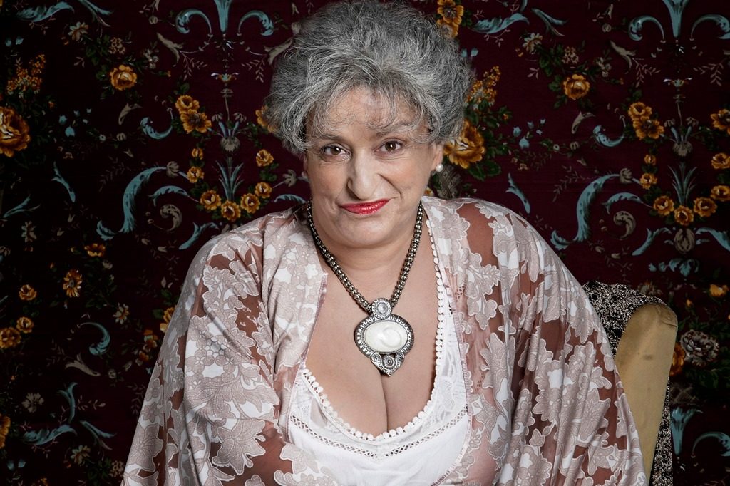 “Hortance, a Velha”: Grace Gianoukas extrai riso da melancolia