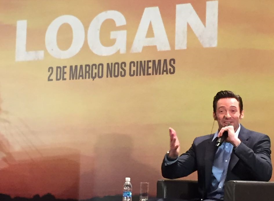 Hugh Jackman toma café em Pinheiros e fala com a imprensa