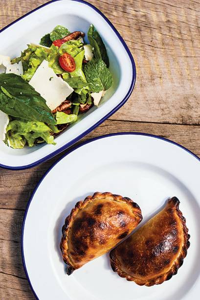 Combo de empanadas com salada do La Guapa Empanadas