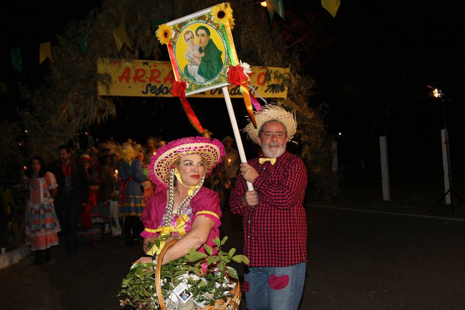 Lula e Marisa, vestidos de caipira, na tradicional festa junina da Granja do Torto (Foto: Ricardo Stuckert)