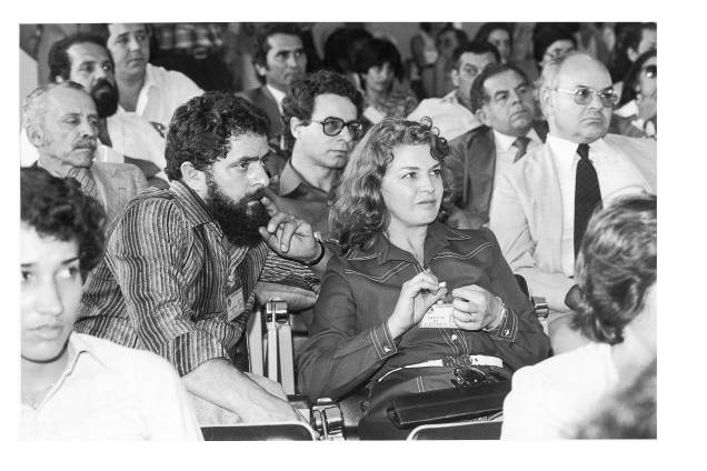 Lula com Marisa durante seu julgamento no STM, que anulou a sentença de prisão proferida pela 2ª Auditoria Militar de São Paulo (Foto: Carlos Namba) Lula com Marisa durante seu julgamento no STM, que anulou a sentença de prisão proferida pela 2ª Auditoria Militar de São Paulo (Foto: Carlos Namba)
