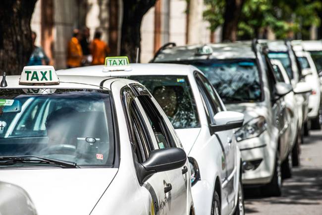 Imagem mostra taxis enfileirados