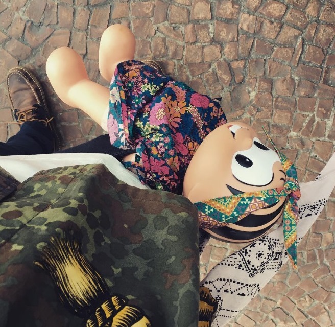 Bruno Gagliasso mostra boneca vestida como Titi