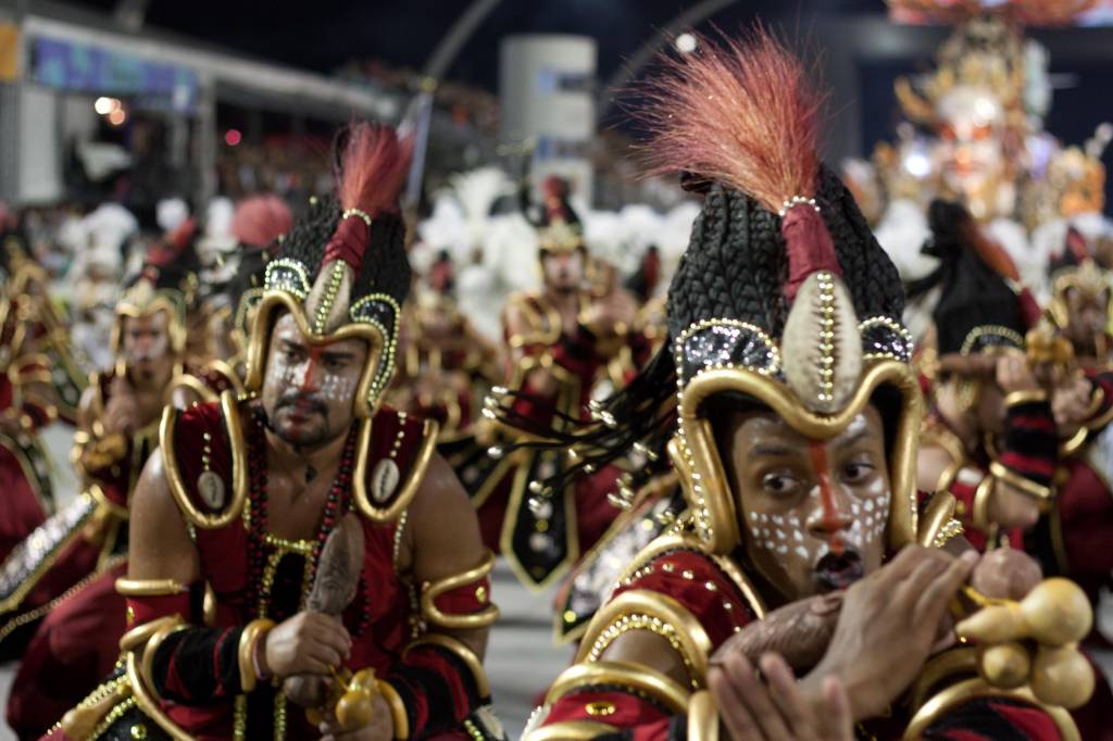 Desfile da Vai-Vai é marcado por confusão