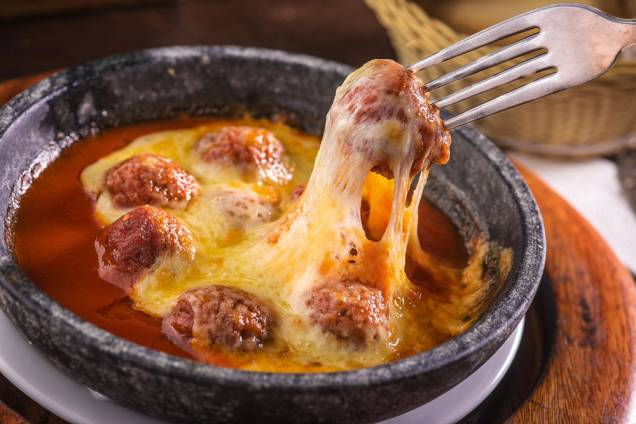 Almôndegas de carne suína à parmigiana Almôndegas de carne suína à parmigiana