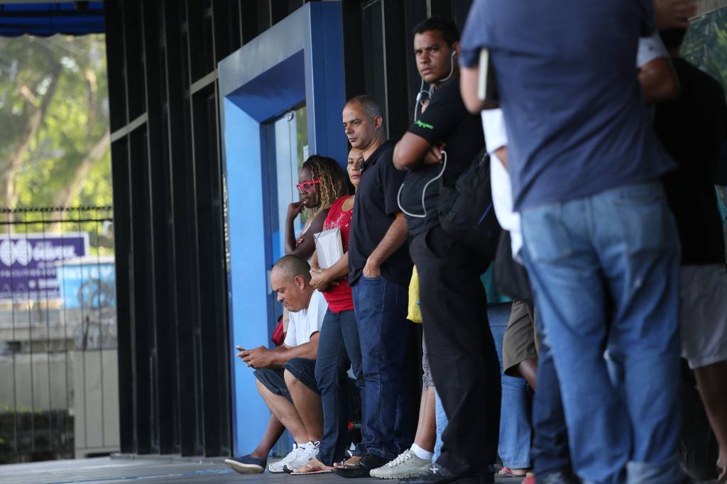 Agências da Caixa amanhecem com filas para saque do FGTS