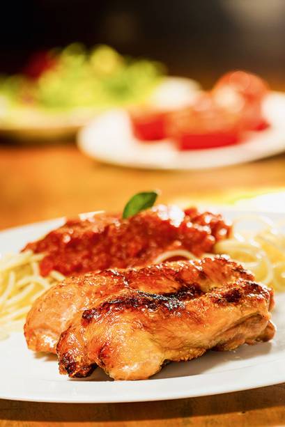 A porção de frango com osso, para acompanhar, espaguete ao sugo