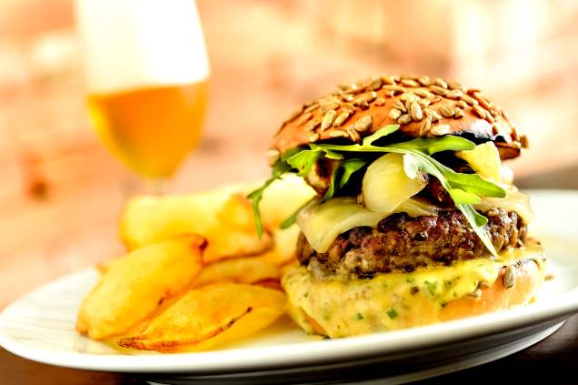 Burguer royal (R$ 35,00), do Rubaiyat: hambúrguer angus com queijo, cebola e rúcula ao molho béarnaise; acompanha batata suflê. Burguer royal (R$ 35,00), do Rubaiyat: hambúrguer angus com queijo, cebola e rúcula ao molho béarnaise; acompanha batata suflê.