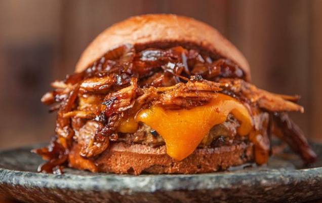 Irlandês (R$ 30,00), da Tradi: hambúrguer com cheddar inglês, costela de porco e cebola caramelizada Irlandês (R$ 30,00), da Tradi: hambúrguer com cheddar inglês, costela de porco e cebola caramelizada