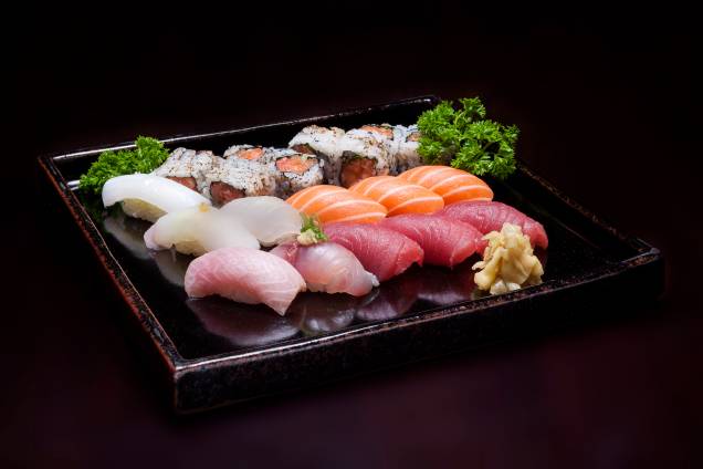 Bentô box (R$ 35,00), do Junji: em versão menor, com seis sushis prensados e quatro uramakis Bentô box (R$ 35,00), do Junji: em versão menor, com seis sushis prensados e quatro uramakis